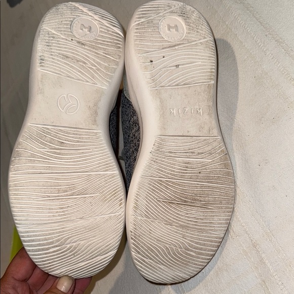 Kizik Women’s Gray Knit Sneakers EUC 7 - Picture 6 of 7